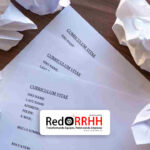Aunque muchas personas la consideran un documento opcional, la realidad es que una carta de presentación permite mostrar aspectos que un currículum no siempre logra transmitir: tu motivación, personalidad, interés por la empresa y la forma en que tus habilidades pueden aportar valor a la organización.